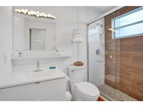 Waves Beach Town 2BR Apartment in Pompano Beach, USA