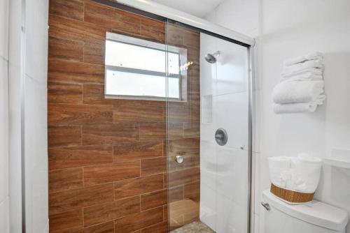 Waves Beach Town Spacious Studio Apartment For 4 People in Pompano Beach, USA
