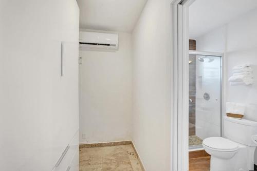Waves Beach Town Cozy Studio Apartment in Pompano Beach, USA