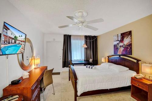 Waves Beach Town Cozy Studio Apartment in Pompano Beach, USA