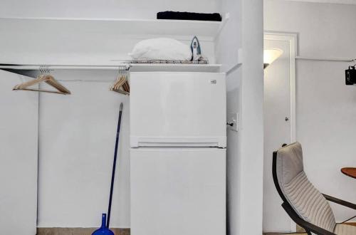 Waves Beach Town Cozy Studio Apartment in Pompano Beach, USA