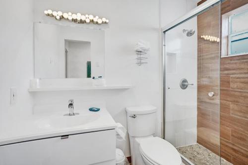 Waves Beach Town Cozy Studio Apartment in Pompano Beach, USA
