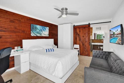 Waves Beach Town Studio Apartment in Pompano Beach, USA