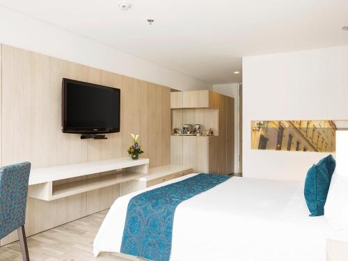 Hotel Bh Bicentenario - Tap to explore photos