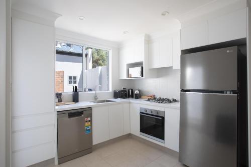 Kitchen, Charming 3BR Glebe Terrace w Yard, BBQ & Pet Friendly - Walk to Fish Market & Shops in Glebe