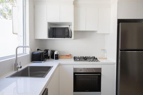 Kitchen, Charming 3BR Glebe Terrace w Yard, BBQ & Pet Friendly - Walk to Fish Market & Shops in Glebe