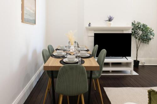 Facilities, Charming 3BR Glebe Terrace w Yard, BBQ & Pet Friendly - Walk to Fish Market & Shops in Glebe
