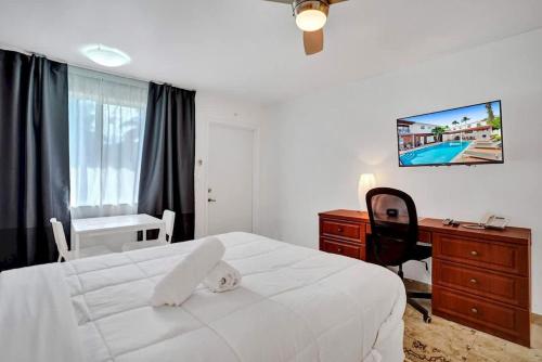 Waves Beach Town Studio Apartment in Pompano Beach, USA