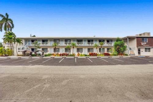 Waves Beach Town Studio Apartment in Pompano Beach, USA