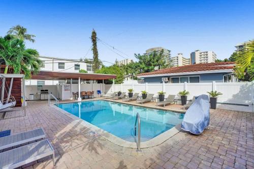 Waves Beach Town Studio Apartment in Pompano Beach, USA