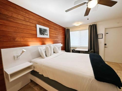 Waves Beach Town Studio Apartment in Pompano Beach, USA