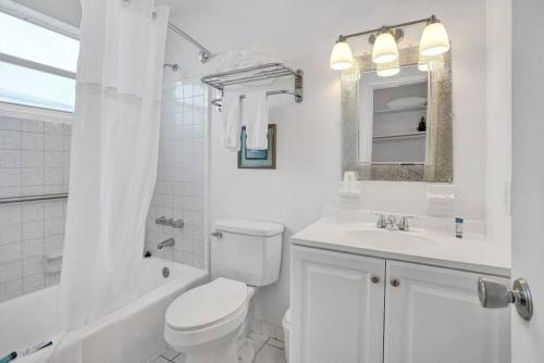 Waves Beach Town Spacious Studio Apartment For 4 People in Pompano Beach, USA
