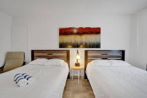 Waves Beach Town Spacious Studio Apartment For 4 People in Pompano Beach, USA