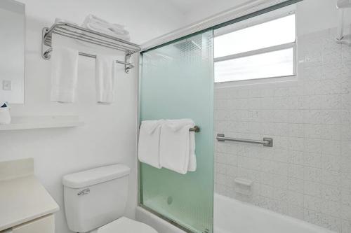 Waves Beach Town Cozy Studio Apartment in Pompano Beach, USA