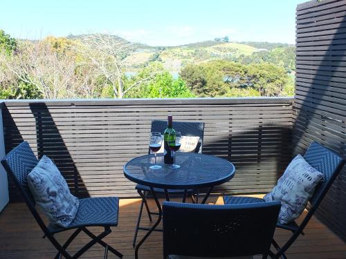 Le Chalet Waiheke Apartments Ideally located in the Ostend area, Le Chalet Waiheke Apartments promises a relaxing and wonderful visit. The property features a wide range of facilities to make your stay a pleasant experience. Faci