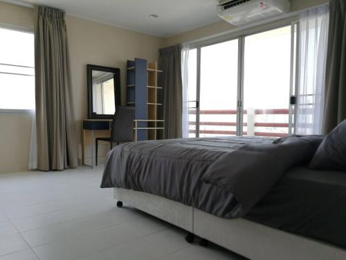 BKK 2 BR apt near Sathon ICONSIAM firework view - image 12