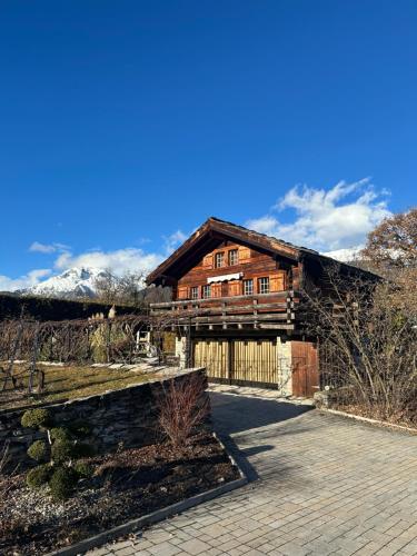 Chalet à Savièse en bordure de forêt in Savièse