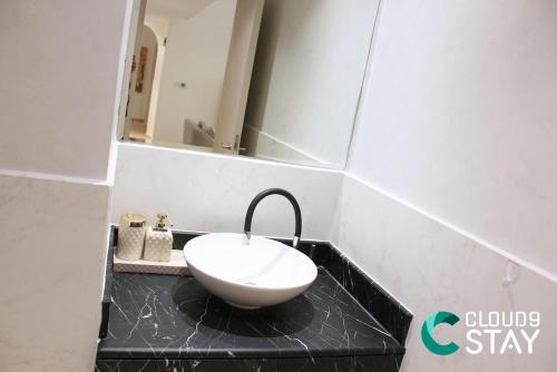 Steps to the Beach: Elegant 2BR in JBR - image 13