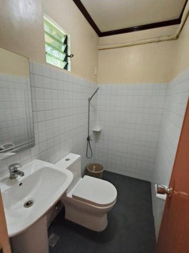 CocoVille Guesthouse Barkada Room in Alegria