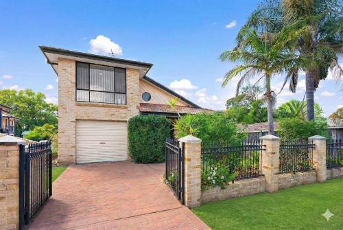 5 Min to Station Modern 2BR Townhouse Parking in South Western Sydney