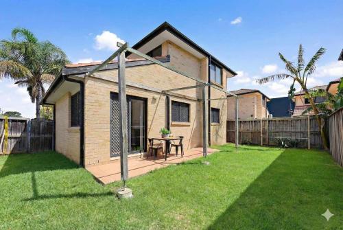 5 Min to Station Modern 2BR Townhouse Parking in South Western Sydney