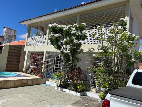 Casa ampla e completa a poucos passos da praia! in Itambaraca