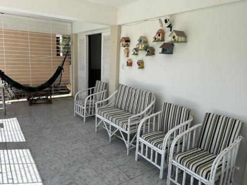 Casa ampla e completa a poucos passos da praia! in Itambaraca