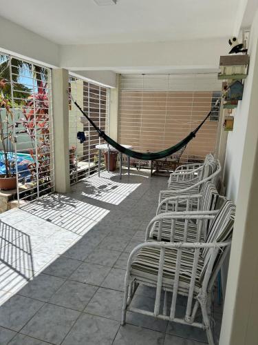 Casa ampla e completa a poucos passos da praia! in Itambaraca
