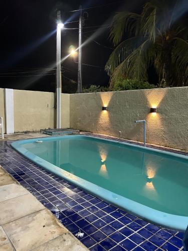 Casa ampla e completa a poucos passos da praia! in Itambaraca