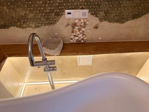 Bathroom, Forest View, Klimaanlage im Studio, ganzes Haus 100qm, 2 Schlafzimmer, 2 Bader, Badewanne, Garten &  in Braunfels