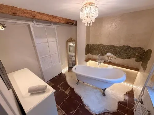 Forest View, Klimaanlage im Studio, ganzes Haus 100qm, 2 Schlafzimmer, 2 Bäder, Badewanne, Garten & Terrasse in Braunfels, Deutschland