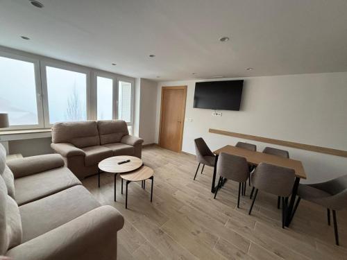 Apartment with Mountain View