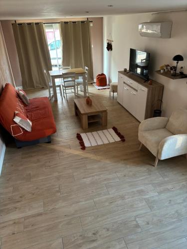 Maison f2 avec cour privative in Montceau-les-Mines