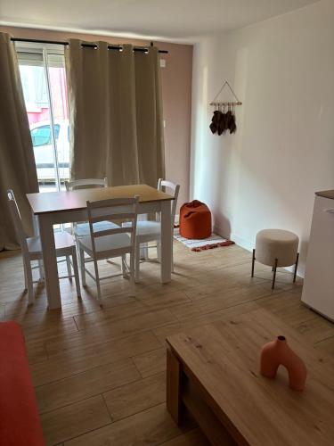 Maison f2 avec cour privative in Montceau-les-Mines