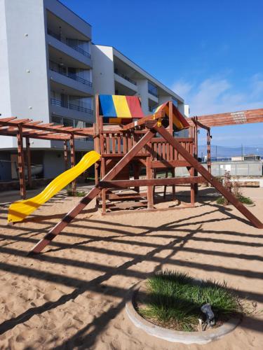 Játszótér, A pasos del mar in Los Molles