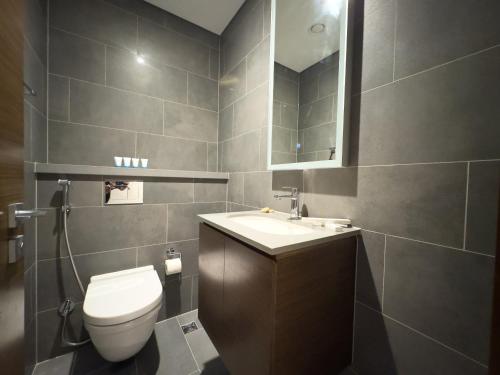 Werova-Cozy 2-Bedroom Apartment w Stunning Views - image 12