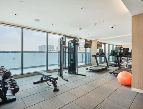 Werova-Cozy 2-Bedroom Apartment w Stunning Views - image 10