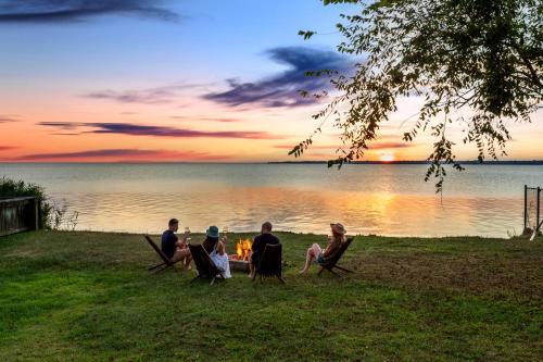 Kilátás, Waterfront Designer Retreat! Stunning Sunsets! Less than 5 minutes to the beach! in Shirley (NY)