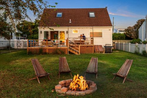 Waterfront Designer Retreat! Stunning Sunsets! Less than 5 minutes to the beach! in Shirley (NY)