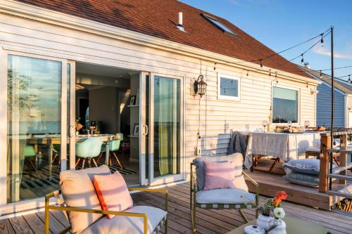 Waterfront Designer Retreat! Stunning Sunsets! Less than 5 minutes to the beach! in Shirley (NY)