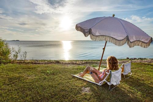 Waterfront Designer Retreat! Stunning Sunsets! Less than 5 minutes to the beach! in Shirley (NY)