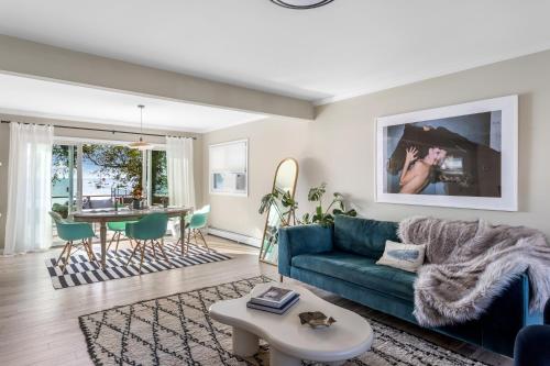 Waterfront Designer Retreat! Stunning Sunsets! Less than 5 minutes to the beach!