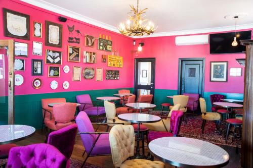 Étterem, Town Square Motel in Orange