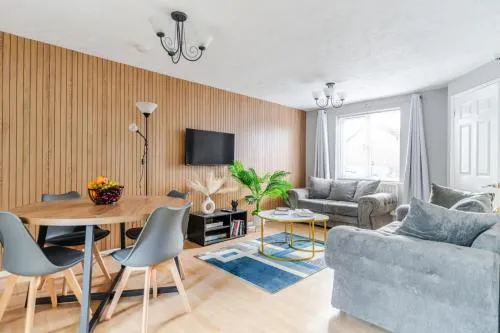 Modern Three Bedroom House Free parking wifi photo 2