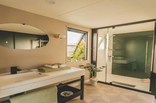 浴室, 6-Guest Escape with Private Garden & Wi-Fi in 樸比爾