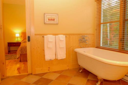 Fürdőszoba, Suite luxueuse face au Lac Pohenegamook in Pohenegamook (QC)