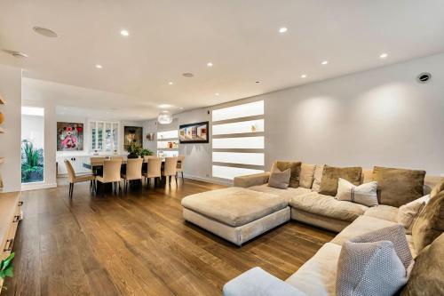 Ultra Luxury Home - Glass Atrium AC Terrace - image 9