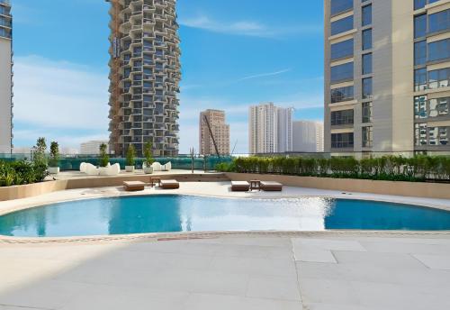 New 1BR with Private Pool Near Circle Mall - image 8