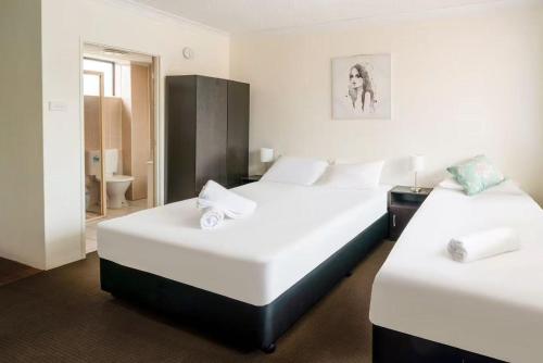 1 queen bed, 1 twin bed