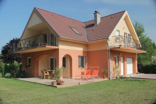 Holiday Home Waterfront in Zamardi-Balaton 55033 – khách sạn tại Szantod